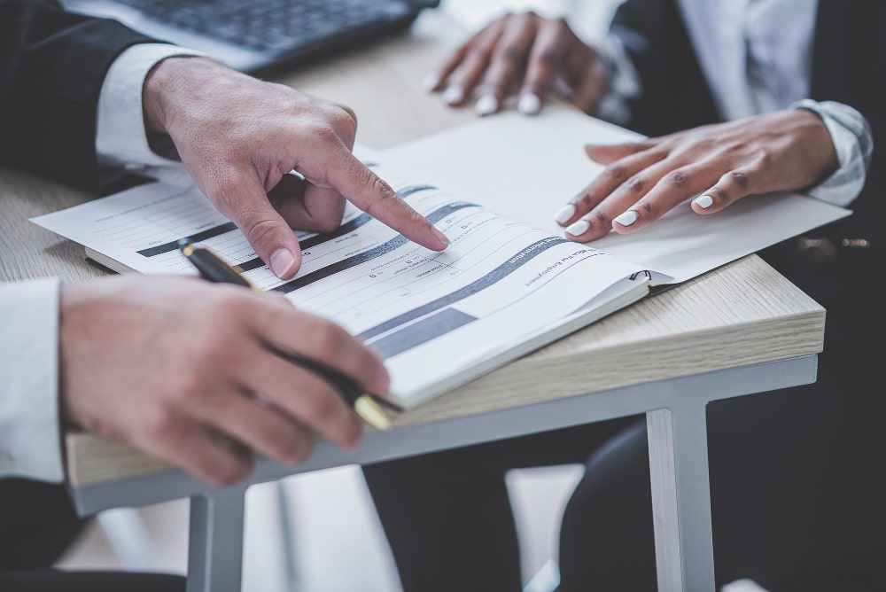 Beschaffungsrichtlinien legen die Schritte, Verantwortlichkeiten und Anforderungen für die Beschaffung von Waren und Dienstleistungen fest.