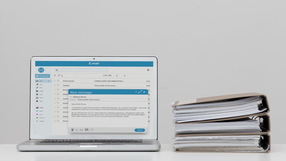 Ein DMS (Dokumentenmanagement System) ermöglicht es Unternehmen, ihre Dokumente zentral zu speichern, zu verwalten und zu verarbeiten.