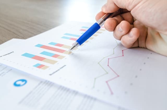 Die Datenanalyse ermöglicht es Unternehmen, Engpässe und Fehler im P2P-Prozess zu identifizieren und zu beheben