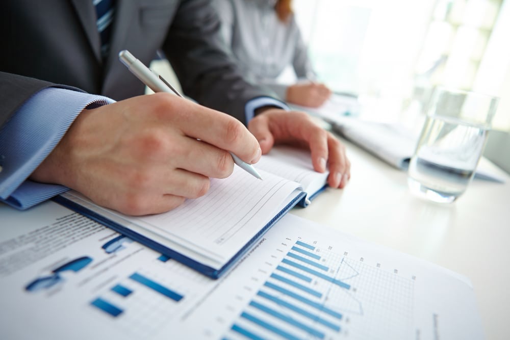Im Purchase-to-Pay-Kontext beinhaltet ein Audit die Überprüfung relevanter Dokumente, um die Genauigkeit und Compliance zu gewährleisten.