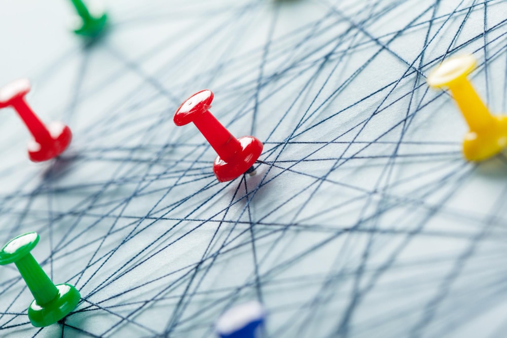 Just-in-time ist eine Beschaffungsstrategie, bei der die Lieferung von Waren oder Dienstleistungen genau zum Zeitpunkt des Bedarfs erfolgt.