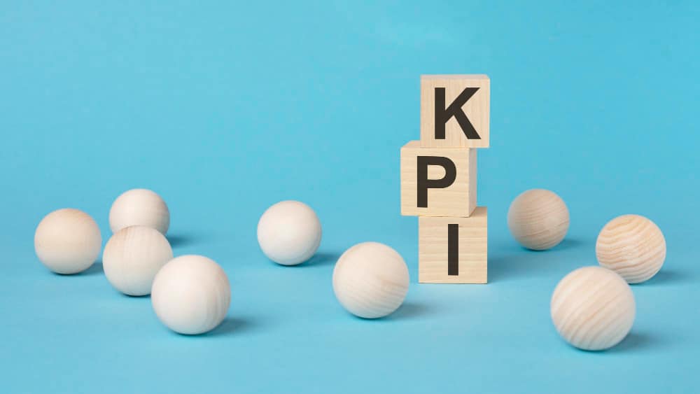 Ein KPI ist eine messbare Kennzahl, die verwendet wird, um die Leistung und Effizienz des Purchase-to-Pay-Prozesses zu bewerten