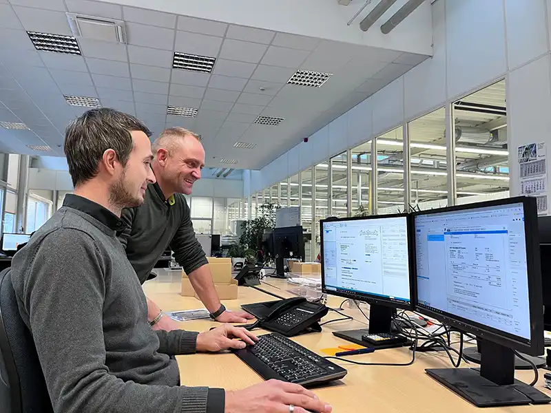 MTM Power Geschäftsführer Herr Greiner Matzen-Sohn und IT-Leiter Herr Schöler am iCenter