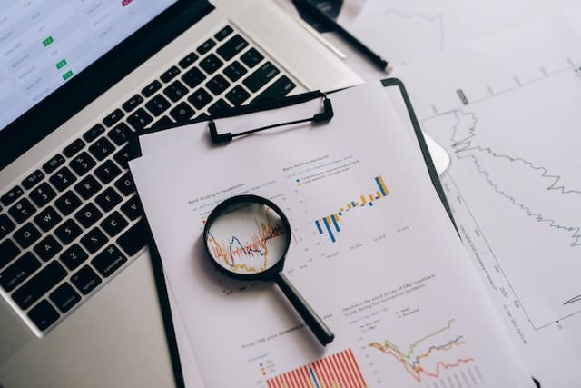 Die Datenanalyse ermöglicht es Unternehmen, Engpässe und Fehler im P2P-Prozess zu identifizieren und zu beheben