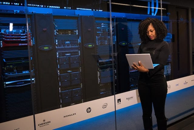 Die digitale Archivierung ermöglicht Unternehmen, ihre Dokumente revisionssicher und effizienter zu speichern und zu verwalten. 