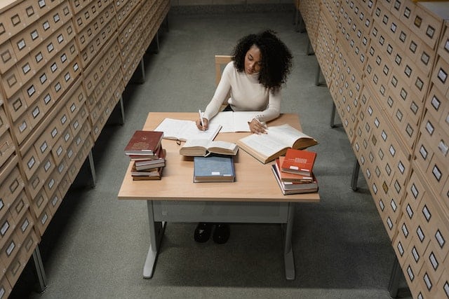 Die digitale Archivierung ermöglicht Unternehmen, ihre Dokumente revisionssicher und effizienter zu speichern und zu verwalten. 