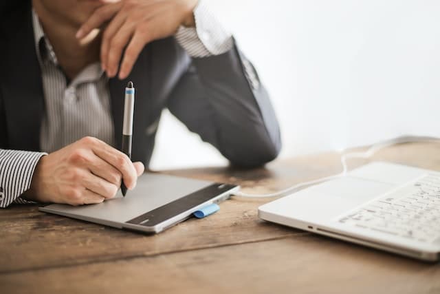Die Digitale Signatur ist eine elektronische Methode, um die Authentizität und Integrität von Dokumenten und Daten zu gewährleisten.