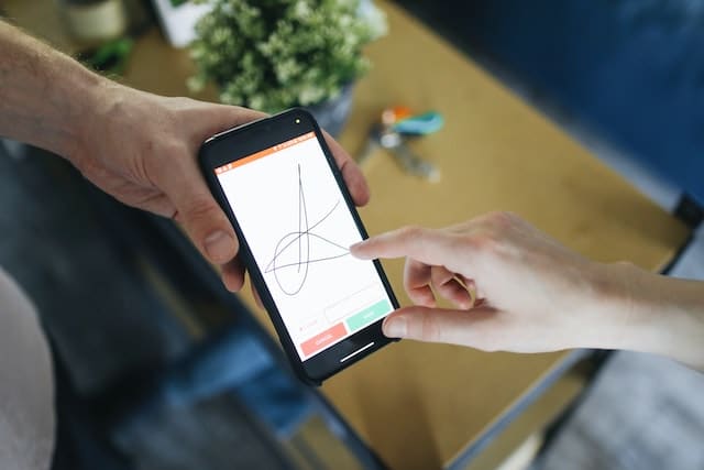 Die Digitale Signatur ist eine elektronische Methode, um die Authentizität und Integrität von Dokumenten und Daten zu gewährleisten.